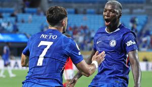 Pedro Neto dan Moises Caicedo melakukan selebrasi usai Chelsea memastikan lolos ke perempat final Piala Dunia Antarklub 2025. The Blues mengalahkan Benfica. (Buda Mendes / GETTY IMAGES NORTH AMERICA / Getty Images via AFP)