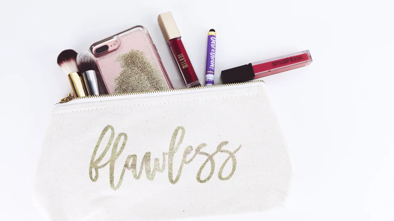 Ilustrasi pouch makeup