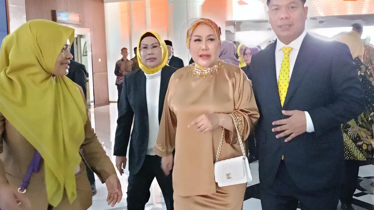 Ingat Eks Gubernur Banten Ratu Atut Chosiyah? Ini Potret Terbarunya Tetap Kece & Glowing Hadiri Pelantikan DPRD