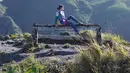Sudah sampai puncak, tentu bagi setiap pendaki ialah mengabadikan momen menakjubkan keindahan alam dari atas ketinggian. Sambil memandangi indahnya alam, pose Nadya Arina ini pun menuai banyak pujian dari netizen. (Liputan6.com/IG/@nadyaarina)