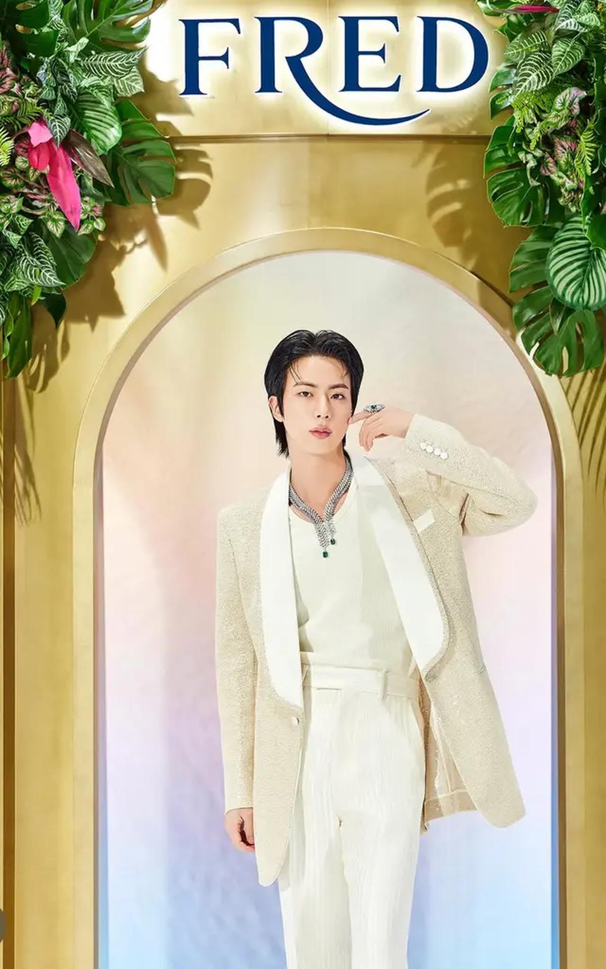 Jin BTS jadi brand ambassador Fred. [@jin]