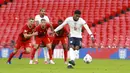 Penyerang Inggris, Marcus Rashford, mencetak gol penalti ke gawang Belgia pada laga UEFA Nations League di Stadion Wembley, Minggu (11/10/2020). Inggris menang dengan skor 2-1. (Michael Regan/Pool via AP)