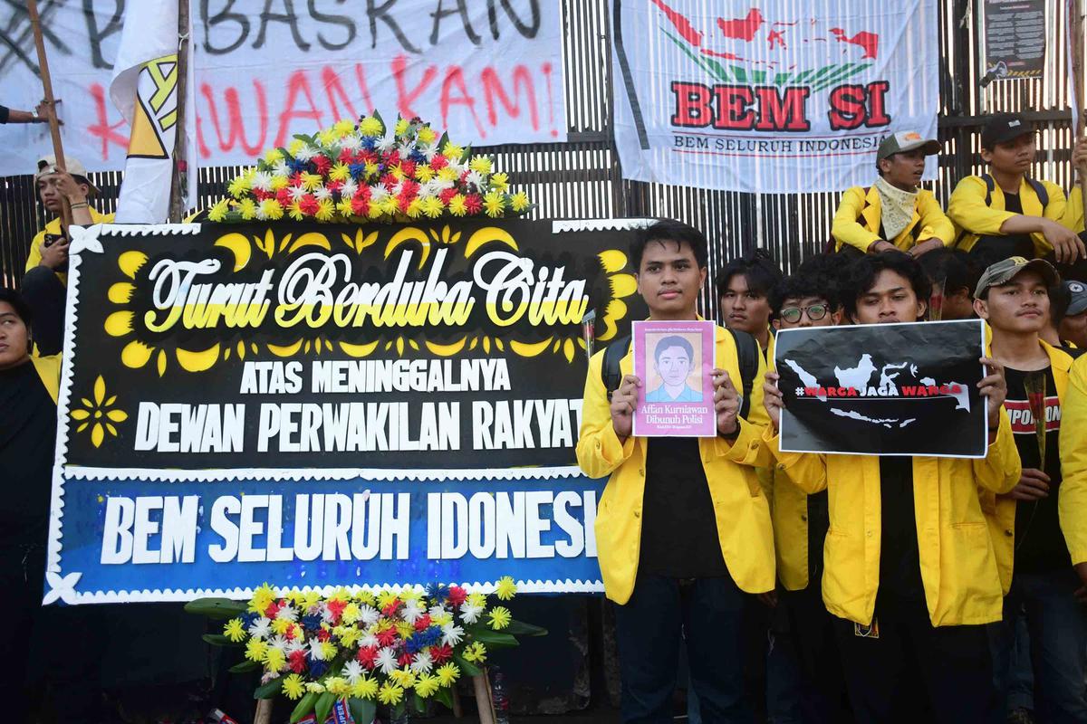FOTO: Aksi BEM SI "Selamatkan Indonesia" di Gedung DPR