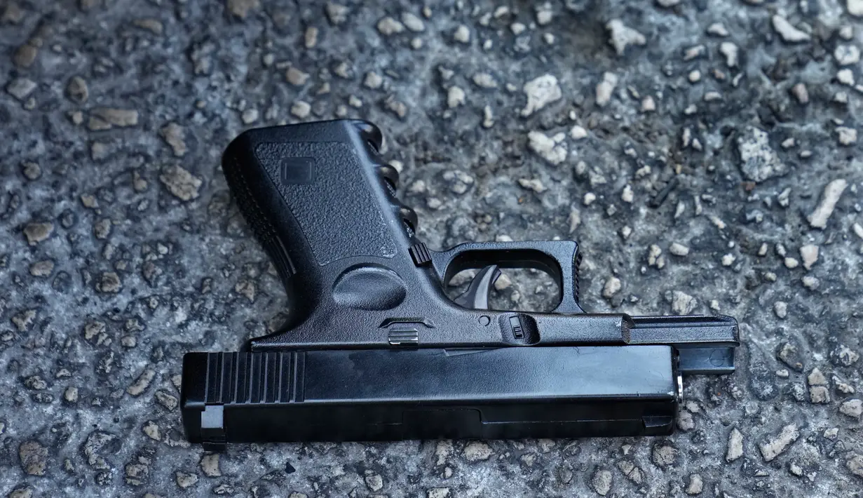Pistol mainan yang digunakan deposan untuk menyerang bank terlihat dilempar ke tanah, di Beirut, Lebanon, Rabu (14/9/2022). Mata uang lokal telah kehilangan lebih dari 90 persen nilainya di pasar gelap, sementara kemiskinan dan pengangguran melonjak. (AP Photo/Hussein Malla)