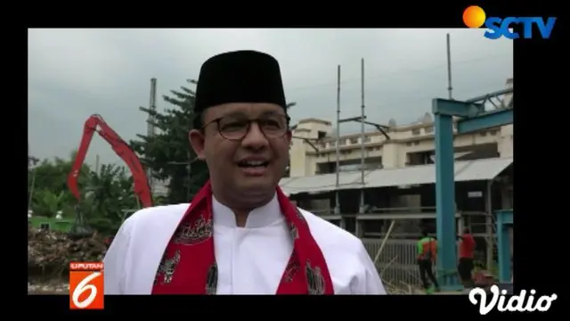 Anies Baswedan Tinjau Pembersihan Sampah Sisa Banjir di Pintu Air Manggarai