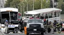 Petugas saat mengevakusi korban kecelakaan antara bus carter mahasiswa dengan kendaraan wisata amfibi di sebuah jembatan di Seattle, AS, Kamis (25/9). Kecelakaan itu menewaskan satu WNI bernama Privando Eduardus Putradanto. (REUTERS/Jason Redmond)