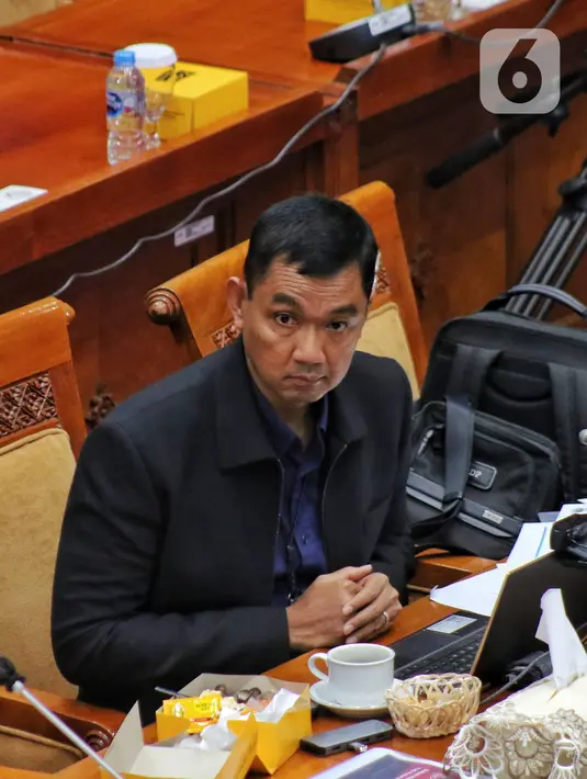 Direktur Utama PT PLN (Persero) Darmawan Prasodjo mengikuti rapat kerja dengan Komisi VII DPR di Kompleks Parlemen, Senayan, Jakarta, Selasa (9/8/2022). Rapat membahas progres realisasi entitas khusus batu bara serta strategi dan kebijakan pemenuhan Domestic Market Obligation (DMO) batu bara untuk PT PLN (Persero). (Liputan6.com/Angga Yuniar)