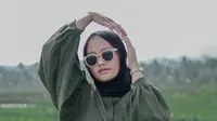 5 Pilihan Kemeja Polos Lengan Panjang untuk Wanita Usia 20 - 40 Tahun, Stylish dan Kekinian