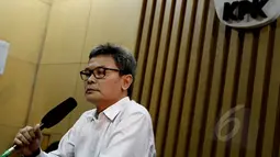 Deputi Pencegahan KPK Johan Budi memberikan keterangan di Gedung KPK, Jakarta, terkait dikabulkannya gugatan praperadilan yang diajukan Komjen Budi Gunawan oleh PN Jakarta Selatan, Senin (16/2/2015). (Liputan6.com/Faisal R Syam)