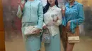 Dalam acara yang juga memperkenalkan koleksi Spring 2025 dari rumah mode Amerika tersebut, ketiganya memancarkan aura segar dan elegan yang begitu memikat. Tidak hanya lewat pilihan fashion, tetapi juga melalui aroma khas dari parfum Sublime yang menjadi highlight malam itu.  [Dok/Time International].