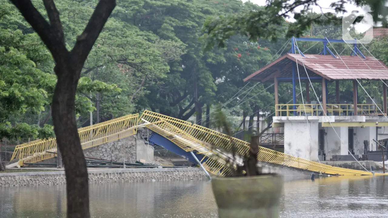 Baru Diresmikan, Jembatan Hutan Kota Kemayoran Ambruk