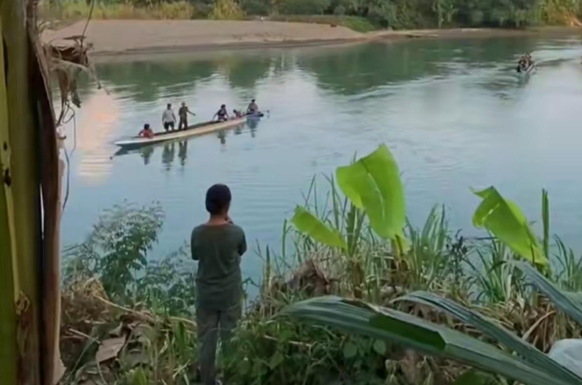 Warga melakukan pencarian bocah yang diterkam buaya di Sungai Budong-budong, Mamuju Tengah, Sulbar. (Istimewa)