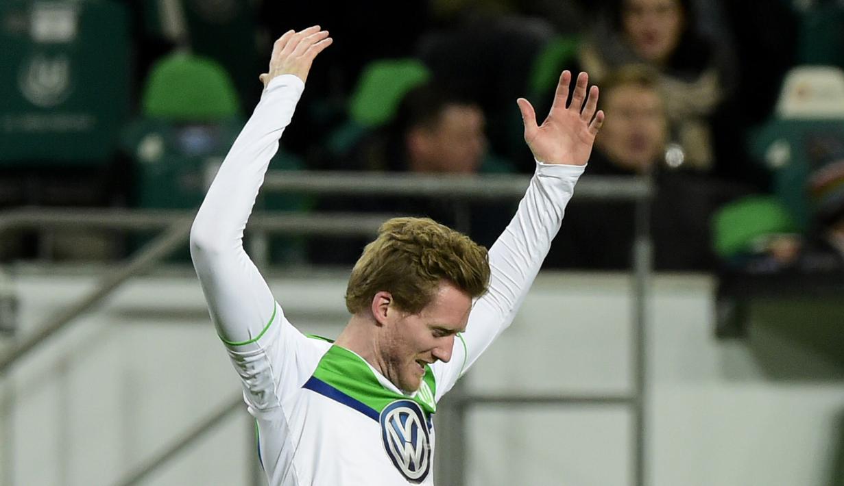Pemain VfL Wolfsburg, Andre Schuerrle mencetak gol tunggal saat melawan KAA Gent pada leg kedua babak 16 besar liga Champions di Stadion di Volkswagen Arena, Rabu (9/3/2016) dini hari WIB. (AFP/John Macdougall)