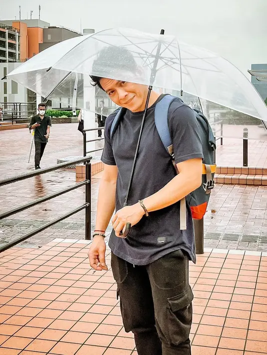 Ariel NOAH selama berada di Jepang untuk promosi salah satu produk air mineral. (Foto: Instagram/arielnoah)