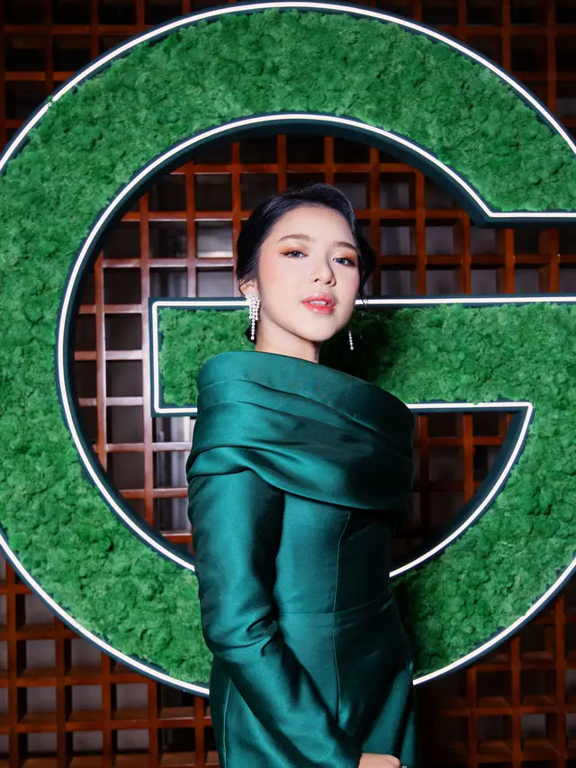 6 Pesona Glamor Tiara Andini Bergaun Hijau Hadiri Welcoming Dinner Garnier Singapura, Pose Bareng Aktris Thailand Kao Supassara Thanachart