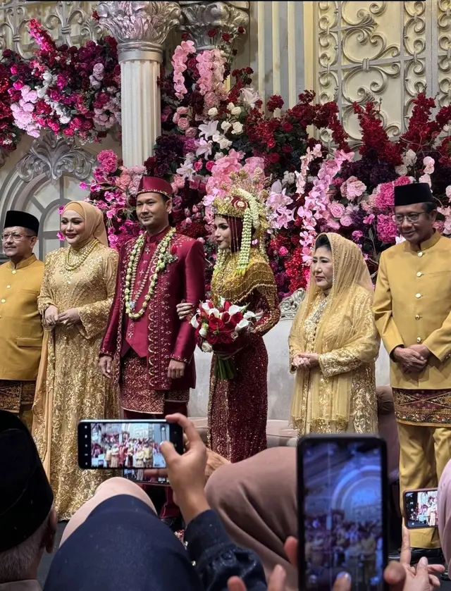Mahfud MD ngunduh mantu, ini 10 potret resepsi Royhan Akbar dan Zahwa Nadhira pakai adat Betawi