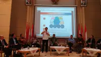 Menteri Komunikasi dan Informatika, Rudiantara, menutup acara seminar bertajuk Percepatan Pita Lebar Melalui Efisiensi Network Sharing di Gedung Kemkominfo, Jakarta. (Liputan6.com/ Corry Anestia)