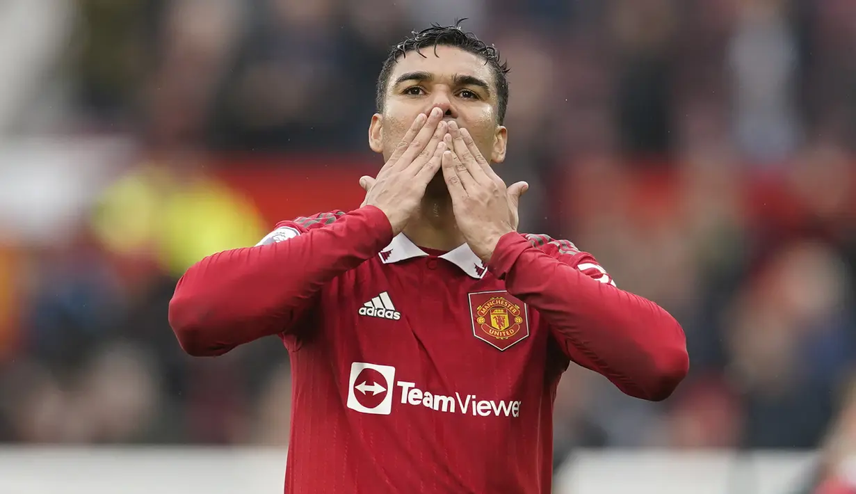 Selebrasi gelandang Manchester United, Casemiro setelah berakhirnya laga menghadapi Aston Villa pada laga Liga Inggris 2022/2023 di Old Trafford Stadium, Manchester (30/4/2023). Tampil ngotot menjadi kelebihan sekaligus kekurangan Casemiro bersama MU di Liga Inggris musim ini. Ia hanya tampil dalam 22 laga dari total 32 laga MU akibat menerima hukuman akumulasi kartu merah. Padahal saat ia bermain tentu manjadi jaminan kokohnya lini tengah MU. Dua gol dan 3 assist telah dikoleksinya musim ini. (AP Photo/Dave Thompson)