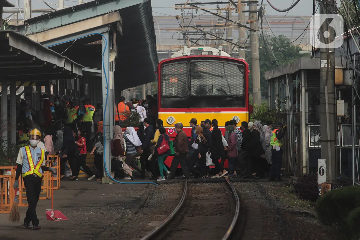 Ada Pembatasan Penumpang KRL, Antrean Panjang Terjadi di Stasiun Bekasi