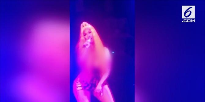 VIDEO: Duh, Baju Nicki Minaj Melorot Di Atas Panggung