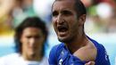 Bek Italia Giorgio Chiellini menunjukkan bahu yang diakuinya digigit pemain Uruguay Luis Suarez, Brasil,  Selasa (24/6/14). (REUTERS/Tony Gentile)