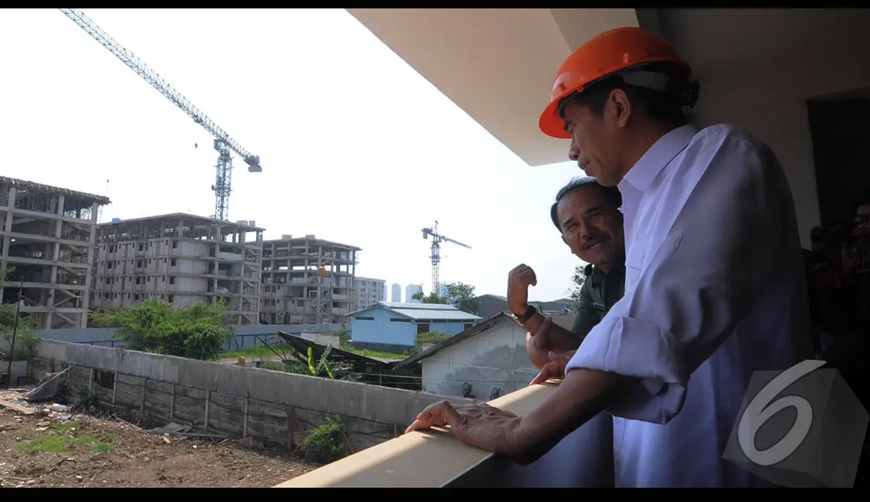 Jokowi menyusuri lantai dua rusunawa tersebut. Ia ingin memastikan bahwa pembangan rusun ini telah berjalan dengan baik, Jakarta Utara, Senin (4/8/2014) (Liputan6.com/Herman Zakharia)
