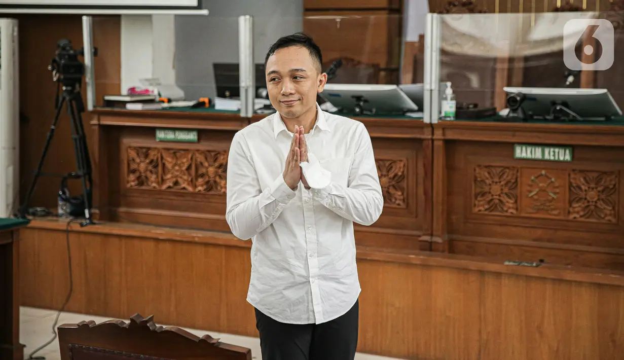 <p>Ricky Rizal bersiap mengikuti sidang lanjutan kasus pembunuhan berencana Brigadir Yosua di PN Jakarta Selatan, Jakarta, Selasa (24/1/2023). Ricky Rizal Wibowo yang menjadi salah satu terdakwa dalam kasus pembunuhan berencana Nofriansyah Yosua Hutabarat (Brigadir J) mengaku menyesal tidak menyampaikan kejadian yang sebenarnya sejak awal penyidikan. (Liputan6.com/Faizal Fanani)</p>