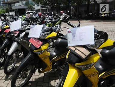 Petugas mengecek kondisi motor operasional KPK yang akan dilelang di Gedung KPK Lama, Jakarta, Selasa (27/2). KPK akan melelang kendaraan operasional inventaris yang telah berumur di atas 10 tahun. (Liputan6.com/Helmi Fithriansyah)