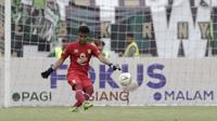 Kiper Persebaya Surabaya, Miswar Saputra. (Bola.com/Yoppy Renato)