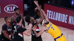 Pebasket Los Angeles Lakers, JaVale McGee, berebut bola dengan pebasket Portland Trailblazers pada babak pertama playoff NBA 2020 di AdventHealth Arena, Rabu (19/8/2020). LA Lakers takluk 93-100 atas Portland Trailblazers. (AFP/Ashley Landis-Pool/Getty Images)