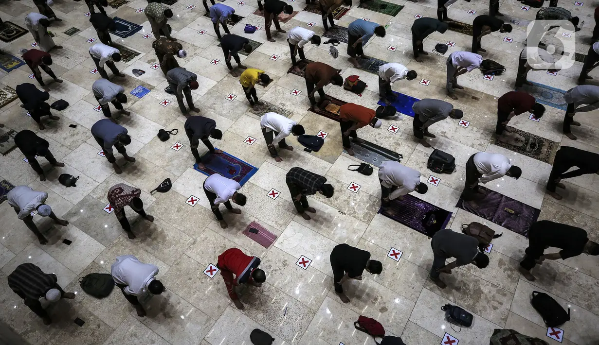 Umat muslim melaksanakan salat tarawih di Masjid Istiqlal, Jakarta, Senin (12/4/2021). Pemerintah menetapkan awal puasa atau 1 Ramadan 1442 H jatuh pada 13 April 2021 berdasarkan keputusan bulat dari berbagai ormas Islam hingga ahli astronomi dalam Sidang Isbat. (Liputan6.com/Johan Tallo)