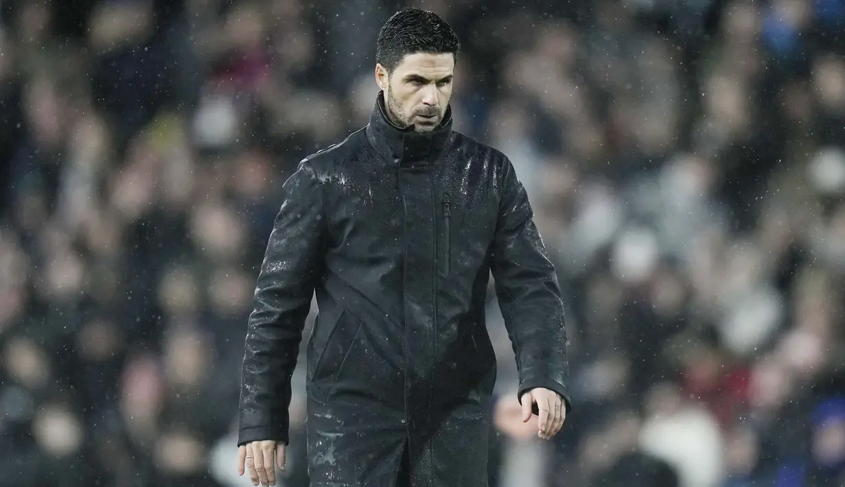 Ekspresi kesal pelatih Arsenal, Mikel Arteta, saat melawan Fulham pada laga pekan ke-20 Liga Inggris 2023/2024 di Craven Cottage, Minggu (31/12/2023). Arsenal takluk dengan skor 1-2. (AP Photo/Alastair Grant)