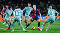 Barcelona menutup tahun tahun 2024 dengan kehilangan posisi puncak di klasemen Liga Spanyol. Bertanding di kandang sendiri Balugrana justru menyerah 1-2 dari Atletico Madrid. (AP Photo/Joan Monfort)