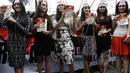 Delapan wanita cantik mengangkat brosur bertuliskan "Save NKRI" saat menggelar aksi unjuk rasa di depan PN Jakarta Selatan, Senin (2/2/2015). (Liputan6.com/Johan Tallo)