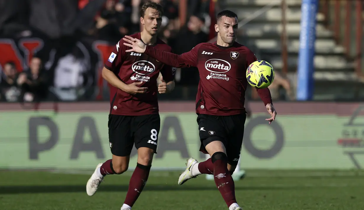 <p>Penyerang Salernitana, Federico Bonazzoli berselebrasi usai mencetak gol ke gawang AC Milan selama pertandingan lanjutan Liga Serie A Italia di stadion Arechi di Salerno, Italia, Rabu (4/1/2023). Salernitana tertahan di peringkat 13 dengan 17 angka dari 16 laga. (Alessandro Garofalo/LaPresse via AP)</p>