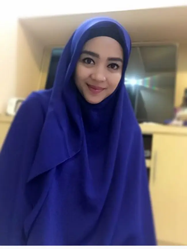 Nuri Maulida terlihat makin cantik setelah mengenakan hijab. Ia memutuskan berhijab setelah beberapa kali membaca buku agama. Meski sempat ragu dengan rezeki, ia akhirnya pasrah dan memantapkan untuk menutup auratnya. (dok. Intagram)