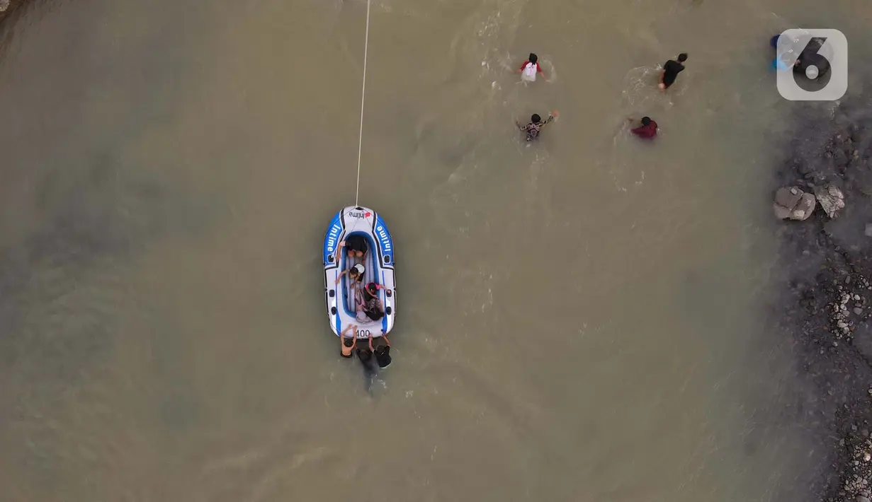 <p>Wisatawan menaiki perahu karet di aliran sungai Cipamingkis Kecamatan Sukamakmur, kabupaten Bogor, Jawa Barat, Kamis (5/5/2022). Warga memanfaatkan aliran sungai tersebut sebagai sarana hiburan Hari Raya Idul Fitri 1443 Hijriah. (merdeka.com/Imam Buhori)</p>