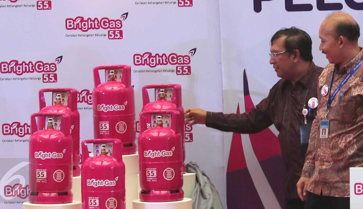 Direktur Pemasaran Pertamina Ahmad Bambang dan Dirjen Migas I Gusti Nyoman Wiratmaja saat peluncuran Bright Gas di Jakarta, Jumat (23/10). Gas elpiji baru berwarna pink berkapasitas 5,5 kg ini dijual Rp 66.000/tabung. (Liputan6.com/Angga Yuniar)