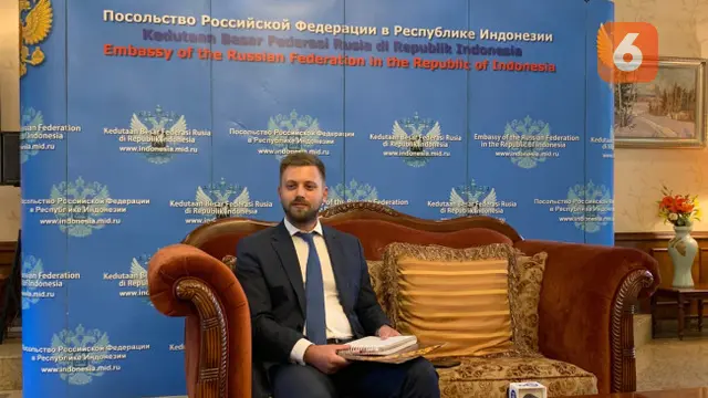 Kepala Politik dan Bilateral Kedutaan Besar Rusia Roman Romanov di acara briefing di Kedutaan Besar Federasi Rusia, Jakarta pada Rabu, 12 April 2023. (Liputan6.com/Alycia Catelyn)