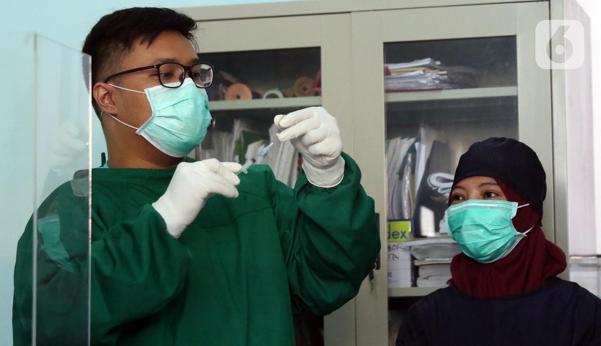 FOTO Tenaga Kesehatan di Tangerang Selatan Mulai Disuntik 