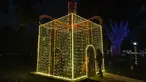 Orang-orang mengunjungi "Trail of Lights" Kebun Raya Durban menjelang Natal di Durban, Afrika Selatan (14/12/2021). Acara ini akan berlangsung mulai 11 Desember dan berlangsung hingga 30 Desember 2020. (AFP/Rajesh Jayantilal)