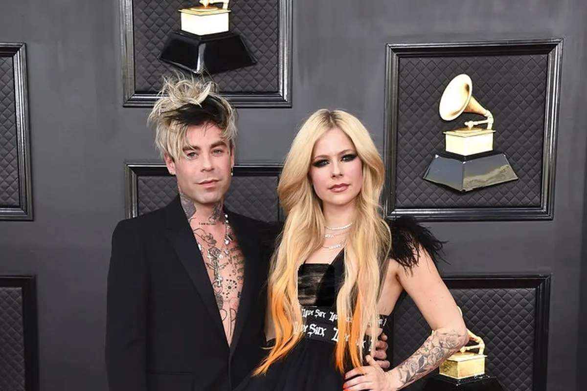 Mod Sun dan Avril Lavigne di Grammy Awards 2022. (Jordan Strauss/Invision/AP)