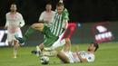 Gelandang AC Milan, Matteo Gabbia, berebut bola dengan gelandang Rio Ave, Nikola Jambor, pada laga play-off Liga Europa 2020/2021 di Estadio Dos Arcos, Jumat (2/10/2020) dini hari WIB. AC Milan menang dengan skor 9-8 atas Rio Ave lewat adu penalti. (AP Photo/Luis Vieira)