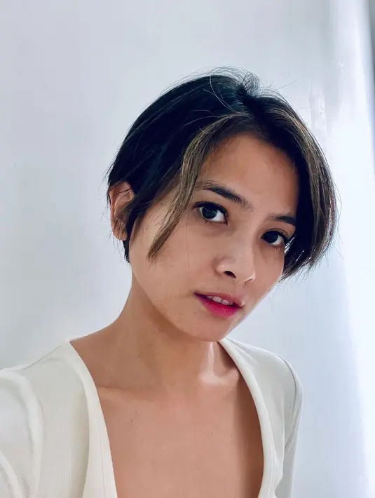 Acha Septriasa baru saja memotong pendek rambutnya setelah sekian lama bertahan dengan gaya rambut panjang. Tak tanggung-tanggung, Acha memotong rambut super pendek, membuat penampilannya semakin terlihat muda dan segar. Foto: Instagram.