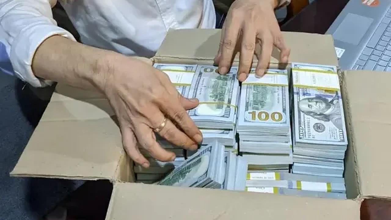 Adapun sosok yang mengembalikan uang Rp27 miliar itu ke Maqdir Ismail, masih berupaya ditelusuri Kejagung lewat penggeledahan yang dilakukan di kantor kuasa hukum Irwan Hermawan itu.