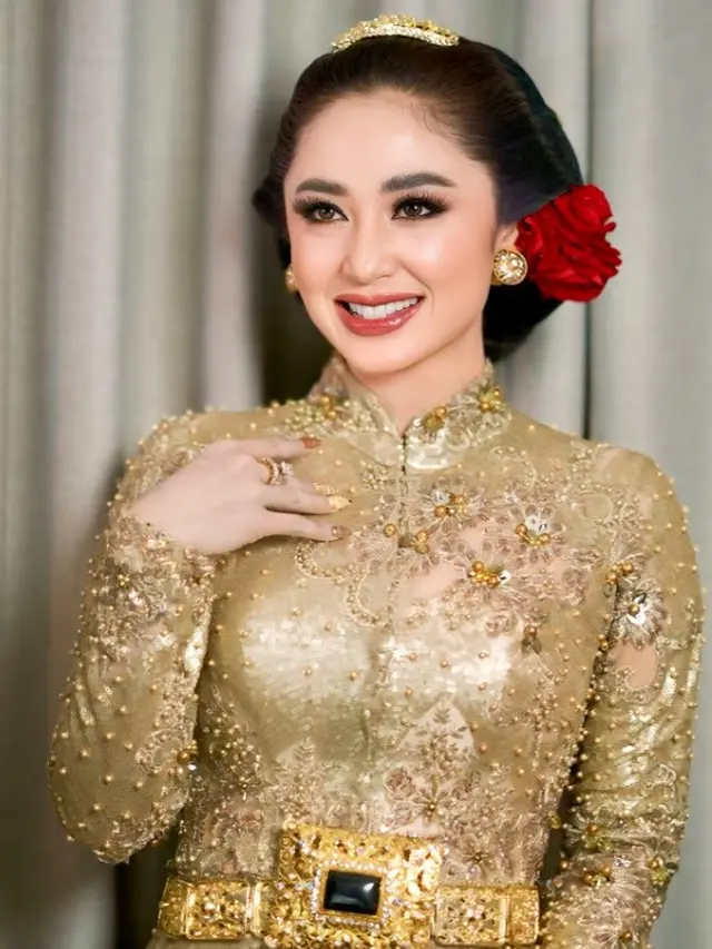 Potret Kebaya Dewi Perssik Terbaru