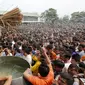 Biksu Buddha bhakta memberikan air suci kepada ribuan warga selama Festival Tato Sihir di Wat Bang Phra, Thailand (19/3). Mereka percaya tato memiliki kekuatan mistis, menangkal nasib buruk dan melindungi mereka dari bahaya. (REUTERS/Chaiwat Subprasom)