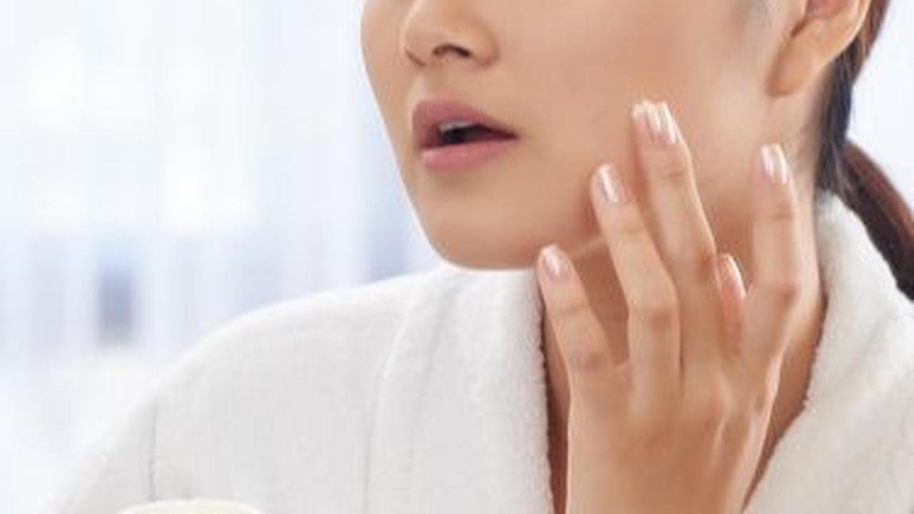 2. Untuk Memudarkan Flek Hitam atau Bekas Jerawat, Pilih Krim yang Mengandung Brightening Agent<br>