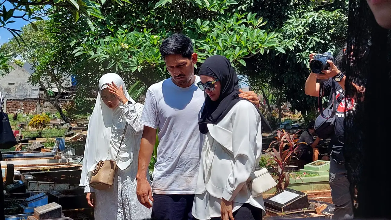 Ibnu Jamil Berduka Ibunya Meninggal Dunia