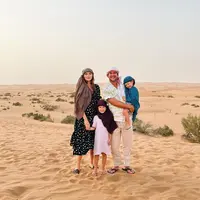 Simak inspirasi outfit babymoon Yasmin Wildblood liburan ke Dubai, gaya busana santai tapi stylish curi perhatian. (Instagram/ Yaswildblood)